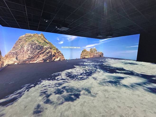 생생한 영상으로 만나는 독도      (서울=연합뉴스) 김예나 기자 = 지난 25일 찾은 서울 영등포구 동북아역사재단 독도체험관의 독도 영상 모습. 2026.2.26
    yes@yna.co.kr