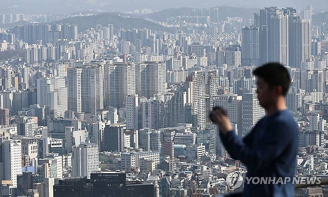 작년 서울 아파트 가격 13.5% 상승 (서울=연합뉴스) 김인철 기자 = 작년 서울 아파트 가격이 전년보다 13.5% 올라 팬데믹 시기 유동성 확대 영향으로 주택가격이 급등했던 2021년 이후 최대치를 기록한 것으로 나타난 23일 서울 남산에서 바라본 서울 시내 아파트 밀집 지역 모습. 2026.2.23 yatoya@yna.co.kr