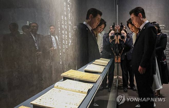 난중일기 관람하는 이재명 대통령 부부 (서울=연합뉴스) 김도훈 기자 = 이재명 대통령과 김혜경 여사가 26일 서울 용산구 국립중앙박물관에서 열린 특별전 '우리들의 이순신'에서 난중일기를 관람하고 있다. 2026.2.26 [청와대통신사진기자단] superdoo82@yna.co.kr
