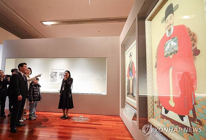 이순신 장군 초상화 관람하는 이재명 대통령 부부 (서울=연합뉴스) 김도훈 기자 = 이재명 대통령과 김혜경 여사가 26일 서울 용산구 국립중앙박물관에서 열린 특별전 '우리들의 이순신'에서 이순신 장군의 초상화를 관람하고 있다. 2026.2.26 [청와대통신사진기자단] superdoo82@yna.co.kr