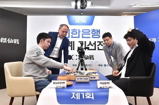 대국 후 복기하는 박정환 9단(오른쪽)과 왕싱하오 9단 [한국기원 제공. 재판매 및 DB 금지]