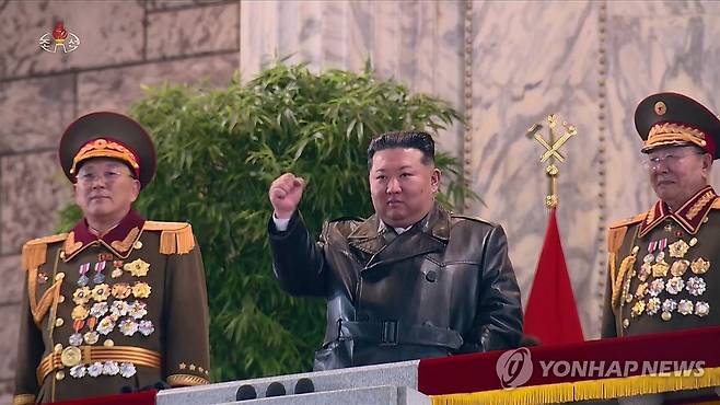 열병종대 행진에 주먹 쥐어 들어 보이는 김정은 (서울=연합뉴스) 김정은 국무위원장이 지난 25일 밤 평양 김일성광장에서 열린 노동당 제9차대회 기념 열병식 주석단에서 열병종대 행진을 지켜보며 주먹을 쥐어 들어 보이고 있다. [조선중앙TV 화면] 2026.2.26 
    [국내에서만 사용가능. 재배포 금지. For Use Only in the Republic of Korea. No Redistribution] nkphoto@yna.co.kr