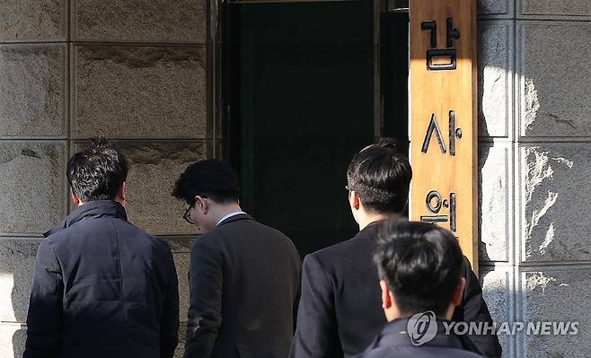 경찰, 감사원 압수수색 (서울=연합뉴스) 이진욱 기자 = 경찰이 감사원의 '서해 피격' 사건 감사 발표 과정에서 군 기밀이 유출된 의혹에 대한 수사에 나섰다. 서울경찰청 반부패수사대는 최재해 전 감사원장, 유병호 감사위원 등에 대한 고발 사건과 관련해 이들을 모두 피의자로 입건하고 3일 감사원에 수사관을 보내 발표 관련 문건을 확보 중이다. 사진은 이날 서울 종로구 감사원 모습. 2026.2.3 cityboy@yna.co.kr