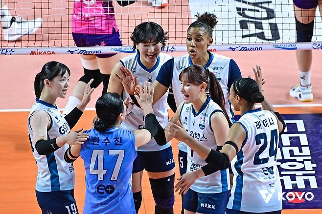 득점 후 기뻐하는 GS칼텍스 선수들 [한국배구연맹 제공. 재판매 및 DB 금지]