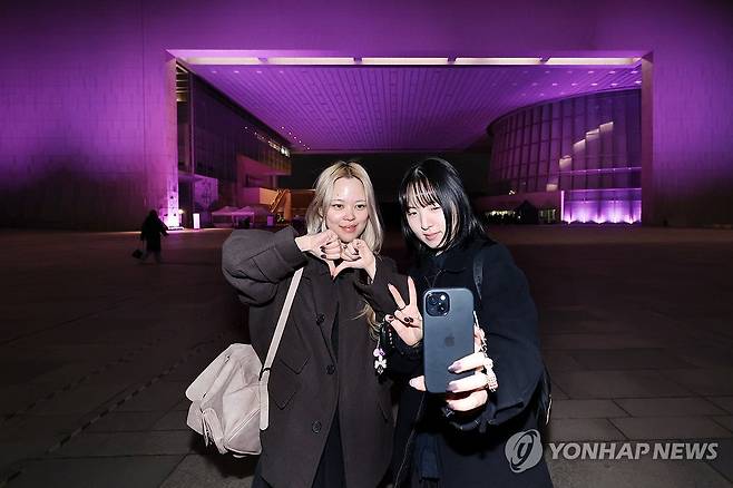 '블링크 국립중앙박물관으로 모여라' (서울=연합뉴스) 진연수 기자 = 26일 오후 서울 용산구 국립중앙박물관에서 그룹 블랙핑크 팬들이 분홍빛으로 물든 외관을 배경으로 기념 촬영을 하고 있다. 
    블랙핑크는 새 미니앨범 발매를 기념해 국립중앙박물관과 손잡고 대규모 협업 프로젝트를 선보인다. 2026.2.26 jin90@yna.co.kr