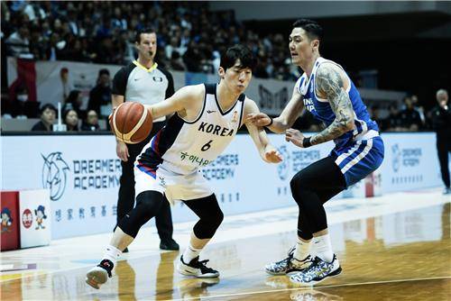 드리블하는 이정현 [FIBA 제공. 재판매 및 DB 금지]