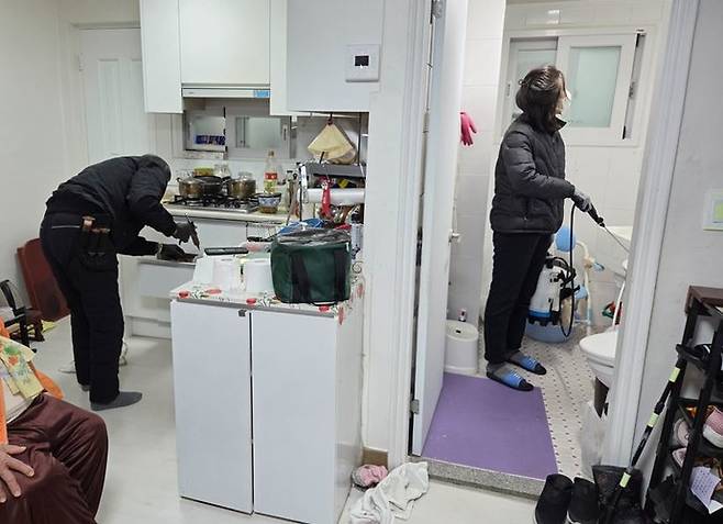 의왕희망 포럼 방역소독 봉사. 사진제공 의왕시