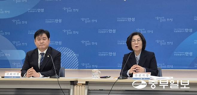 김보라 안성시장(오른쪽)과 윤종군 국회의원이 27일 나란히 앉아 동신일반산업단지와 관련한 기자들의 질문에 답을 하는 중이다. 우승오 기자