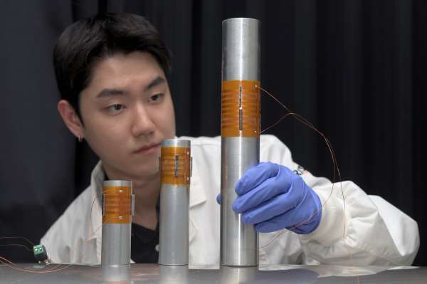 표준연 연구원들이 개발한 초음파 센서에 활용되는 '유도관'