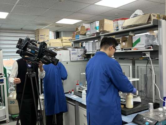 26일 오후 TJB 취재진과 만난 연구진이 촬영에 응하고 있다