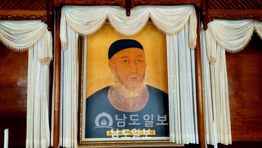 전공민왕필 염제신상(보물 제1097호)신비 염씨의 부친 염제신에게 '공민왕이 친히 그려 하사했다'는 초상에 관한 기록은 목은 이색의 목은문고에 전한다.