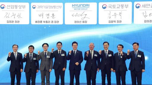 새만금 로봇·수소·AI 시티 투자협약식, 기념촬영하는 이재명 대통령과 참석자들 (군산=연합뉴스) 한상균 기자 = 이재명 대통령이 27일 전북 군산새만금컨벤션센터에서 열린 새만금 로봇·수소·AI 시티 투자협약식에서 참석자들과 기념촬영을 하고 있다. 왼쪽부터 김용범 정책실장, 김성환 기후에너지환경부 장관, 김정관 산업부 장관, 배경훈 부총리 겸 과기부 장관, 이재명 대통령, 정의선 현대차그룹 회장, 김윤덕 국토부 장관, 김의겸 새만금개발청장, 김관영 전북도지사. 2026.2.27 xyz@yna.co.kr (끝) <저작권자(c) 연합뉴스, 무단 전재-재배포, AI 학습 및 활용 금지>