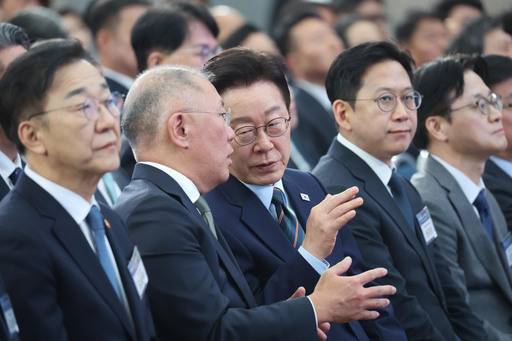 이재명 대통령이 27일 전북 군산새만금컨벤션센터에서 열린 새만금 로봇·수소·AI 시티 투자협약식에서 정의선 현대차그룹 회장과 대화하고 있다. /연합뉴스 제공