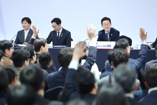 27일 전북 전주시 전북대학교에서 이재명 대통령이 참석한 가운데 열린 '전북의 마음을 듣다' 타운홀미팅 간담회에서 참석자들이 손을 들며 발언권을 요청하고 있다. /연합뉴스 제공