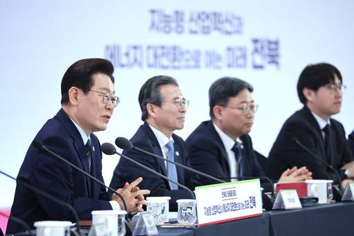 이재명 대통령이 27일 전북 전주시 전북대학교에서 열린 '전북의 마음을 듣다' 타운홀미팅 간담회에서 발언하고 있다. /연합뉴스 제공