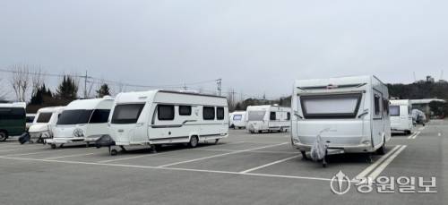 ◇26일 찾은 춘천시 삼천동 공영주차장,캠핑카 30여대가 주차된 모습. 사진=고은기자