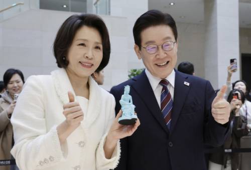 이재명 대통령과 김혜경 여사가 26일 서울 용산구 국립중앙박물관에서 열린 특별전