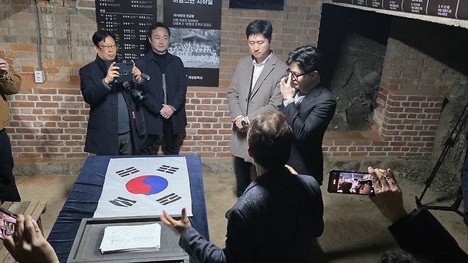 ▲ 한동훈 전 국민의힘 대표가 27일 대구 3·1운동의 요람 계성중 아담스관 지하실을 찾아 대구에서의 3·1운동에 대해 설명을 듣고 있다. 전재용 기자