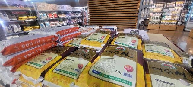 쌀 재배면적이 줄어들면서 생산량도 덩달아 감소하고 있다. 이로 인해 쌀 값의 고공행진이 계속 이어지고 있는 가운데 27일 오전 대구 동구 한 마트 진열대에 쌀 포대가 진열된 모습이다. 권영진 기자