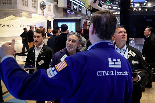 미국 뉴욕증권거래소(NYSE)에서 트레이더들이 근무하고 있다.((뉴욕/로이터연합뉴스))