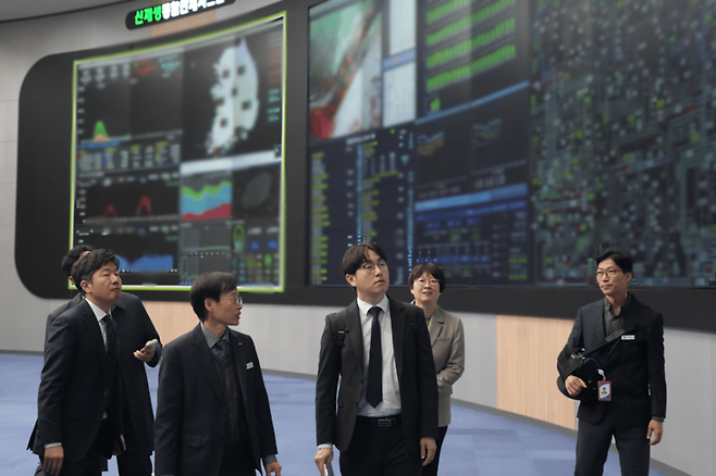 ▲하정우(가운데)대통령실 AI미래기획수석과 이유진 기후에너지환경비서관(가운데 오른쪽)이 전남 나주 중앙전력관제센터를 찾아 봄철 전력수급 안정화 대책을 점검했다. 전력거래소
