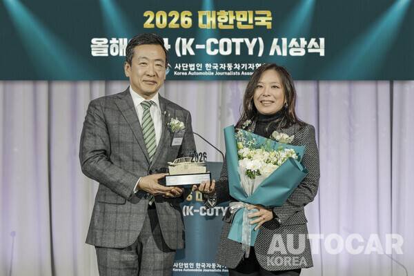 스텔란티스코리아 방실 대표(오른쪽)가&nbsp;올해의 디자인(푸조 올 뉴 3008 스마트 하이브리드)상을 받고 있다