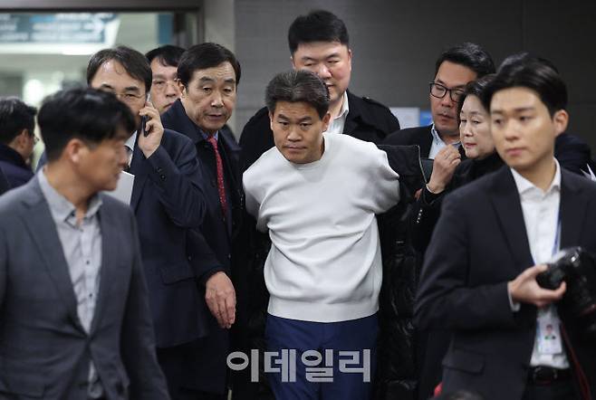 [이데일리 노진환 기자] 한국사 강사 전한길이 19일 오후 서울 여의도 국회 의원회관에서 열린 글로벌 체제전쟁 대한민국은 어디로? 미래자유연대 국민 대토론회에 참석하고 있다.