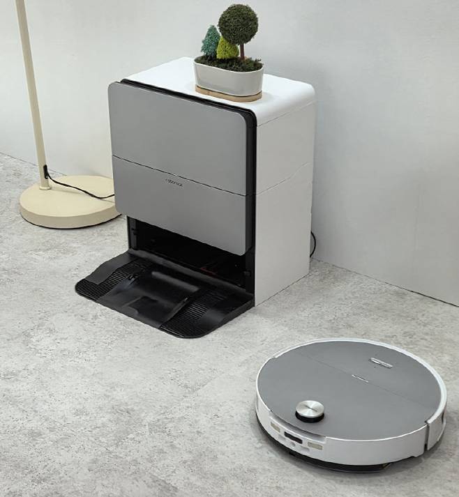 로보락이 새롭게 출시한 플래그십 로봇청소기 'S10 맥스V 울트라'. (사진=김응태 기자)