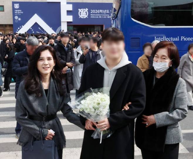 이부진(왼쪽) 호텔신라 사장과 홍라희 리움미술관 명예관장이 26일 서울 관악구 서울대학교에서 열린 2026학년도 입학식에서 이 사장의 장남 임동현 군의 입학을 축하하고 있는 모습. (사진=뉴시스)