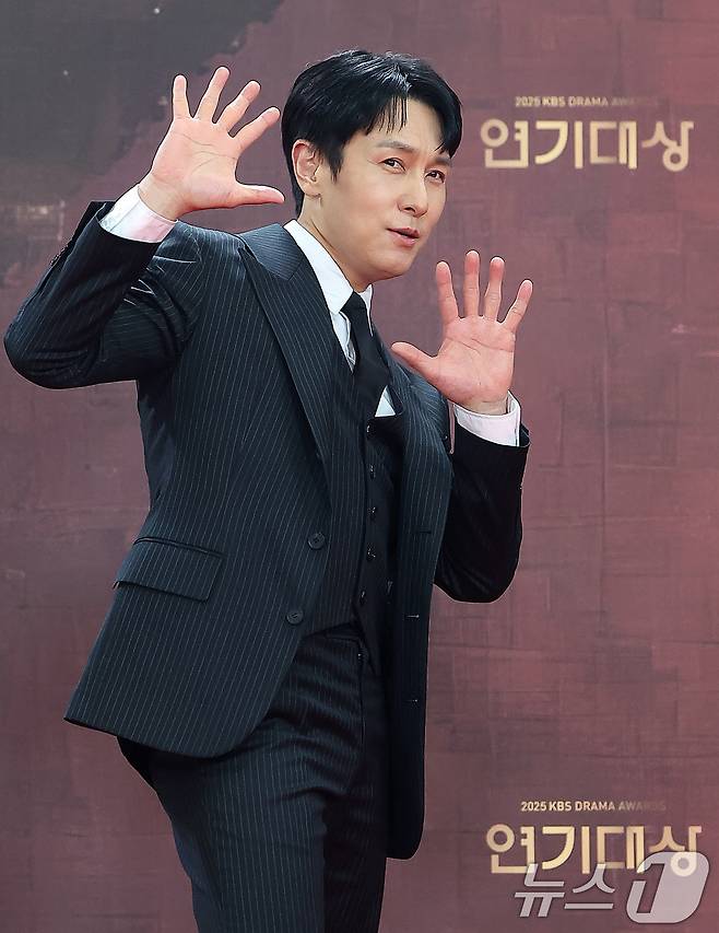 배우 김동완이 31일 오후 서울 영등포구 KBS 신관에서 진행된 ‘2025 KBS 연기대상’ 레드카펫 행사에 참석해 포즈를 취하고 있다. 2025.12.31 ⓒ 뉴스1 김진환 기자