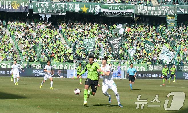 21일 전북 전주시 전주월드컵경기장에서 열린 쿠팡플레이 K리그 슈퍼컵 2026 전북현대와 대전 하나시티즌 경기에서 전북현대 모따가 드리블을 하고 있다. 2026.2.21 ⓒ 뉴스1 유경석 기자