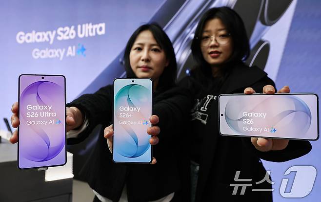 26일 서울 종로구 KT플라자 광화문 온맞이점에서 직원들이 갤럭시 S26 시리즈를 소개하고 있다. KT를 비롯한 통신 3사는 이달 27일부터 3월5일까지 삼성전자의 스마트폰 신제품 '갤럭시S26 시리즈' 사전예약을 실시한다. 2026.2.26 ⓒ 뉴스1 김도우 기자