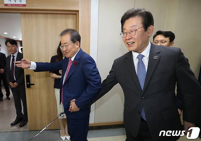 2023년 5월 10일 당시 홍준표 대구시장(왼쪽)이  대구시청 산격청사에서 이재명 더불어민주당 대표와 면담을 마친 뒤 이재명 대표 손을 잡고 배웅하고 있다. 2023.5.10 ⓒ 뉴스1 공정식 기자
