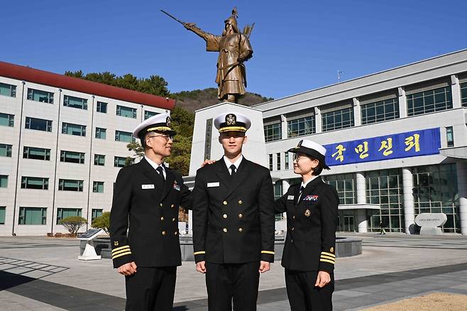 해군사관학교 제80기 졸업식에서 한미연합군사령관상을 수상하는 김동관 사관생도가 해군 중령인 아버지(김지훈 해군사관학교 재정관리처장, 해사 55기), 어머니(정보라 해군 해양의료원장, 간사 41기)와 함께 2월 26일 해군사관학교 충무공이순신 동상 앞에서 기념촬영을 하고 있다.(해군 제공)