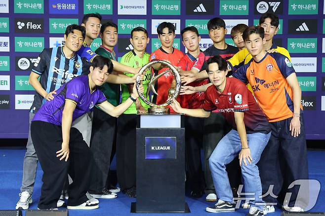 25일 오전 서울 서대문구 스위스그랜드호텔에서 열린 하나은행 K리그1 2026 개막 미디어데이에서 12개 구단 대표 선수들이 기념촬영을 하고 있다. 2026.2.25 ⓒ 뉴스1 이광호 기자