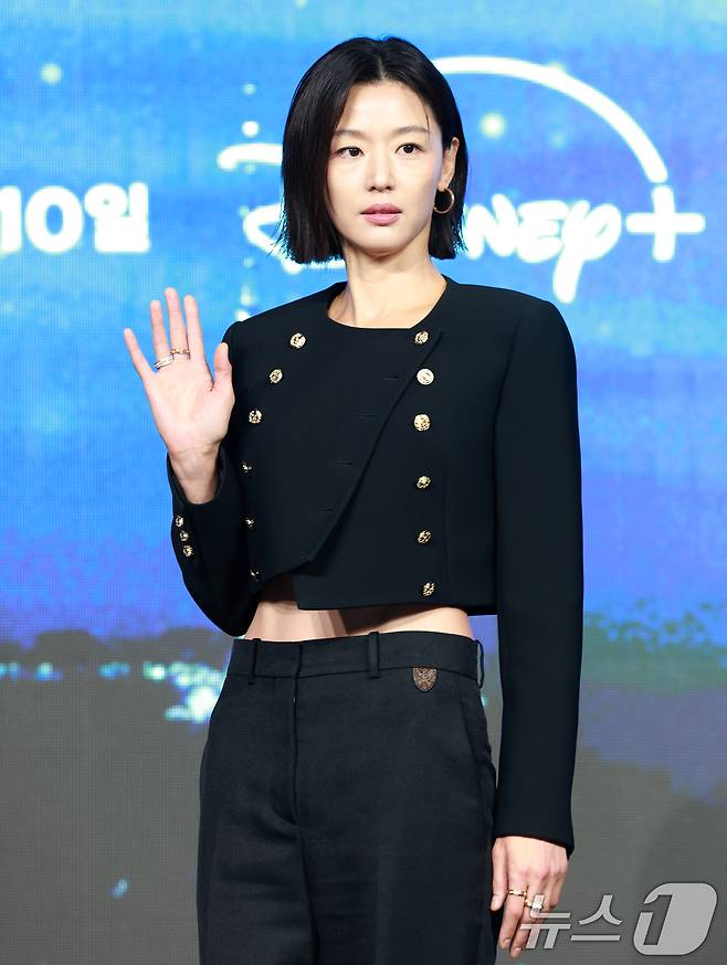 배우 전지현이 2일 오전 서울 종로구 포시즌스 호텔에서 열린 디즈니 플러스 오리지널 시리즈 '북극성' 제작발표회에 참석해 포즈를 취하고 있다. ⓒ 뉴스1 권현진 기자