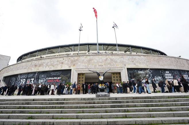 오현규 사인을 받기 위해 경기장 밖까지 길게 줄을 선 베식타스 팬들(베식타스 제공)