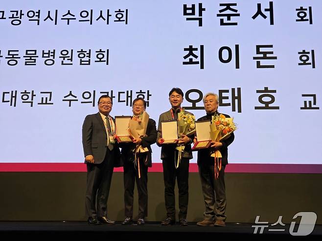 대한수의사회는 27일 서울 서초구 엘타워에서 공로패를 전달했다. ⓒ 뉴스1