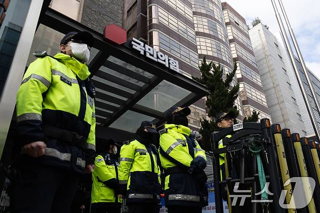 정교유착 의혹을 수사하는 검·경 합동수사본부가 신천지예수교증거장막성전(신천지) 신도들의 집단 당원 가입 의혹과 관련해 국민의힘 중앙당사 압수수색에 착수한 27일 서울 여의도 국민의힘 중앙당사에 경찰들이 배치돼 있다. 2026.2.27 ⓒ 뉴스1 이승배 기자