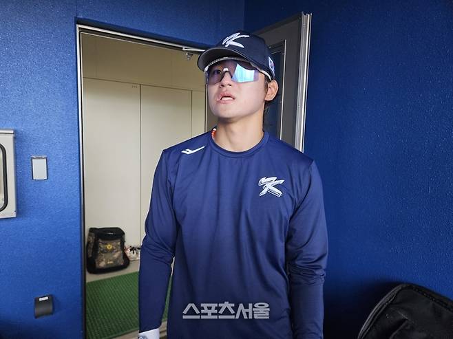 2026 WBC 대표팀 김도영이 24일 일본 오키나와 가데나 구장에서 열린 KIA와 평가전에 앞서 훈련을 마친 후 그라운드를 바라보고 있다. 오키나와 | 김동영 기자 raining99@sportsseoul.com