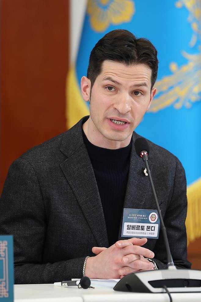 알베르토 몬디 주한이탈리아 상공회의소 부회장이 25일 청와대에서 열린 확대국가관광전략회의에서 발언하고 있다. 2026.2.25 연합뉴스