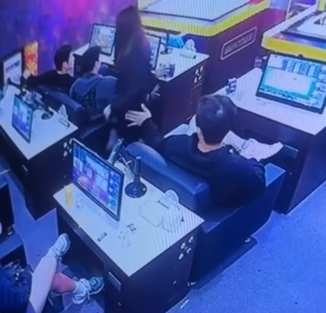 롯데의 한 선수가 성추행 논란에 놓였다. 그런데 종업원을 부르는 과정에서 접촉이다. 사실관계 확인이 필요하다. 사진 | 온라인 커뮤니티