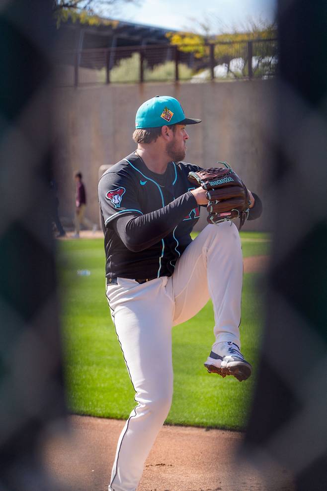 애리조나 다이아몬드백스 메릴 켈리가 애리조나주 스카츠데일 솔트리버필즈에서 캐치볼로 몸을 풀고 있다. Imagn Images연합뉴스