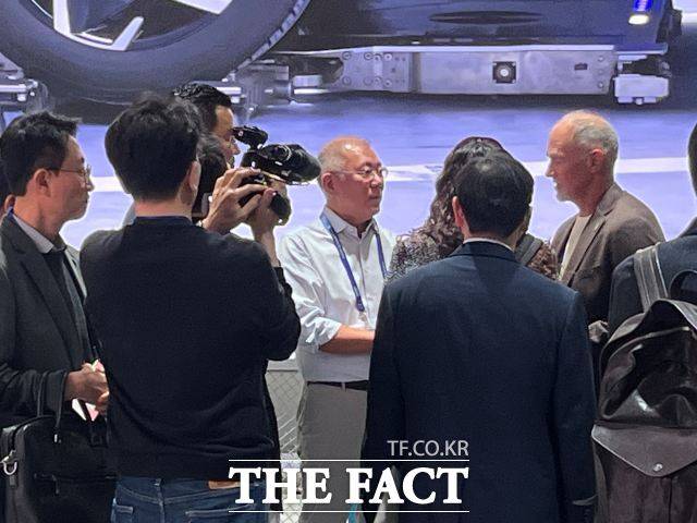 현대차와 기아의 주가 상승세가 코스피 '6000선' 달성의 주역으로 평가받으면서 향후 7000피에도 기여할지 주목된다. 정의선 현대자동차그룹 회장이 1월 6일(현지시간) 미국 라스베이거스에서 열린 CES 2026 현대차그룹 부스를 점검하고 임직원과 대화를 나누고 있다. /최의종 기자