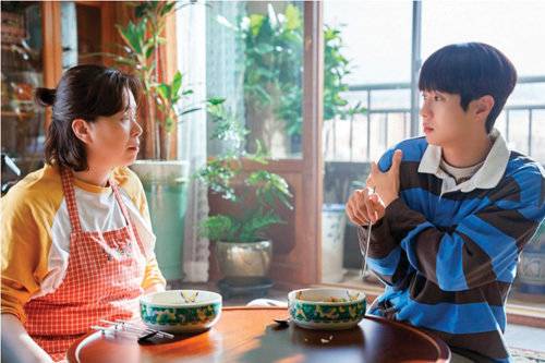 최우식이 배우 장혜진, 공승연과 함께 출연한 영화 ‘넘버원’. 엄마의 음식과 숫자를 엮은 독특한 설정으로 진한 가족애를 이야기한다.