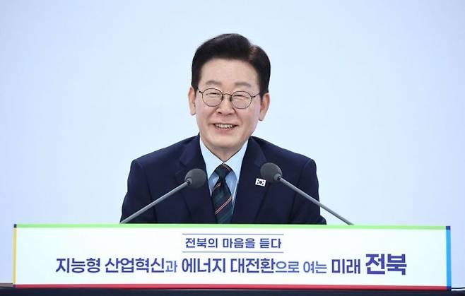 이재명 대통령이 27일 전북 전주시 전북대학교에서 열린 '전북의 마음을 듣다' 타운홀미팅 간담회에서 발언하고 있다. 연합뉴스