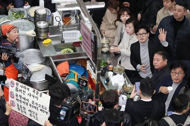한동훈 국민의힘 전 대표가 27일 오후 대구 서문시장에서 국수를 먹고 있다. 연합뉴스