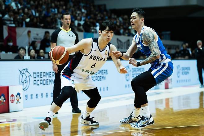 한국의 이정현이 26일 대만과의 FIBA 월드컵 아시아 예선 원정 경기에서 드리블 돌파를 시도하고 있다. /FIBA
