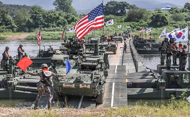 한미가 연합 도하 훈련을 하고 있는 모습. /조선일보DB