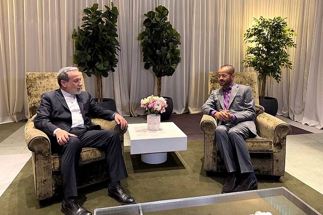 26일(현지 시각) 아바스 아라그치 이란 외무장관(왼쪽)이 제네바에서 열린 회담에서 바드르 알부사이디 오만 외무장관과 대화하고 있다. 외교 소식통에 따르면 오만 외무장관의 중재로 진행되는 미국과 이란 간 간접 회담 3차 라운드가 2월 26일 제네바에서 열렸다.(이란 외무부)/AFP 연합뉴스